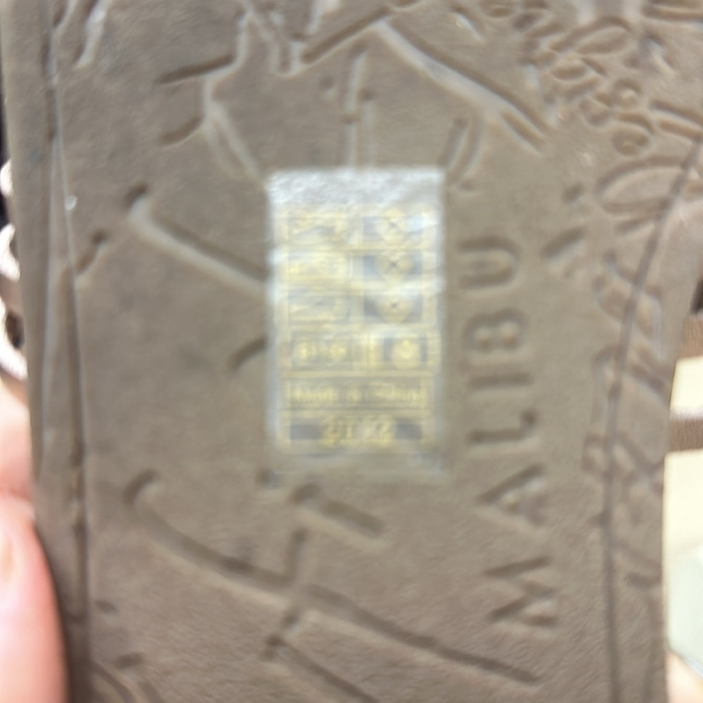 Women 8 gold blowfish Malibu  sandals - Picture 4 of 4